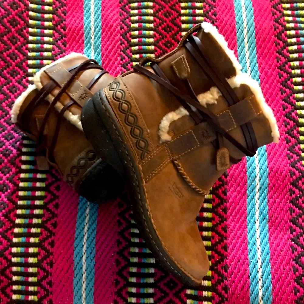 UGG | Cove Brown Leather Ankle Shearling Boot